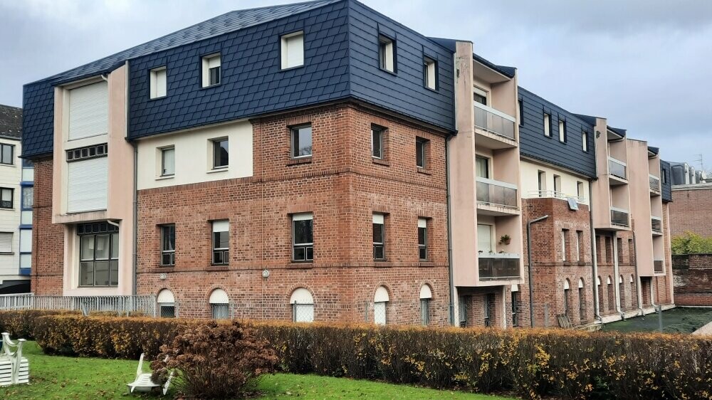 Vue d'ensemble de cette résidence située à Arras dont la toiture a été rénovée en FX.12 et bardeaux PREFA dans la teinte P.10 anthracite