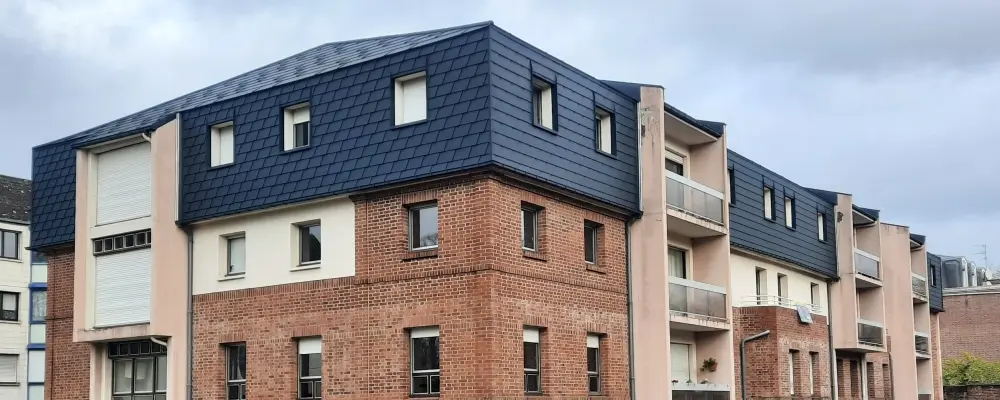 Vue d'ensemble de cette résidence située à Arras dont la toiture a été rénovée en FX.12 et bardeaux PREFA dans la teinte P.10 anthracite