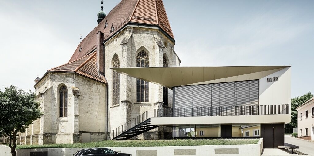 Vue de face de l'église et du centre paroissial avec une façade PREFA à Sierning (Haute-Autriche)