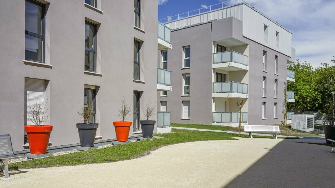 Prise de vue depuis le sol des nouveaux immeubles dont les attiques et toiture sont revêtus en joint debout PREFALZ