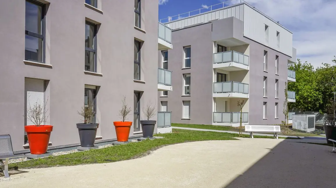 Prise de vue depuis le sol des nouveaux immeubles dont les attiques et toiture sont revêtus en joint debout PREFALZ