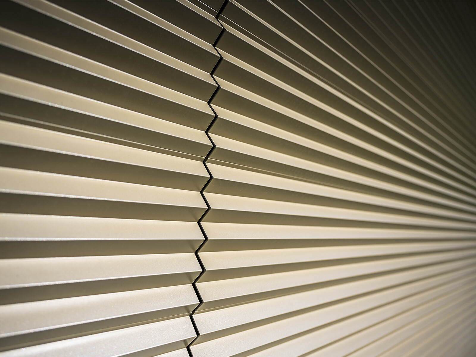 Vue détaillée du profil triangle PREFA couleur bronze