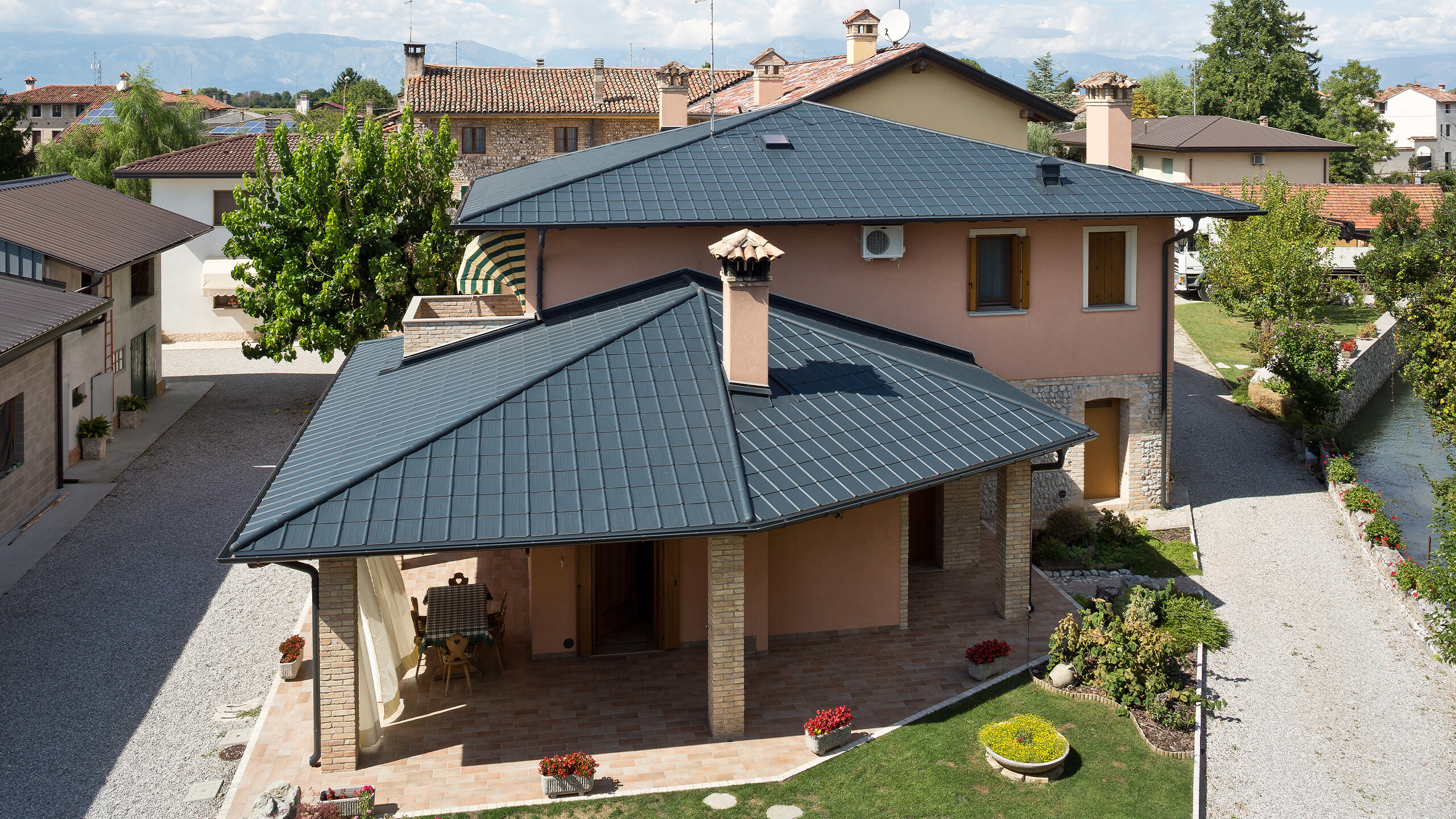 Villa italienne avec toit en pavillon typique et tuiles PREFA P.10 anthracite