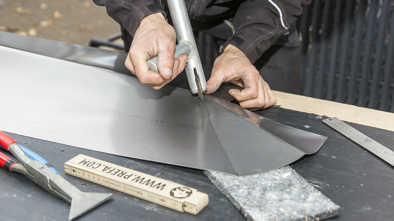 Zoom sur la réalisation d'un pliage technique en joint debout en aluminium PREFA