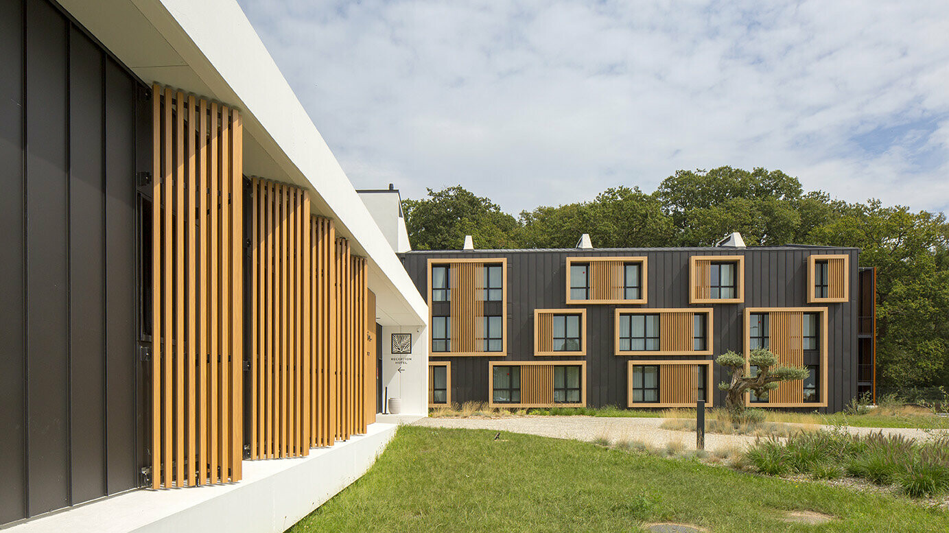 Vue d'ensemble de l'hôtel Le Landreau aux Herbiers, récemment rénové en joint debout Prefalz