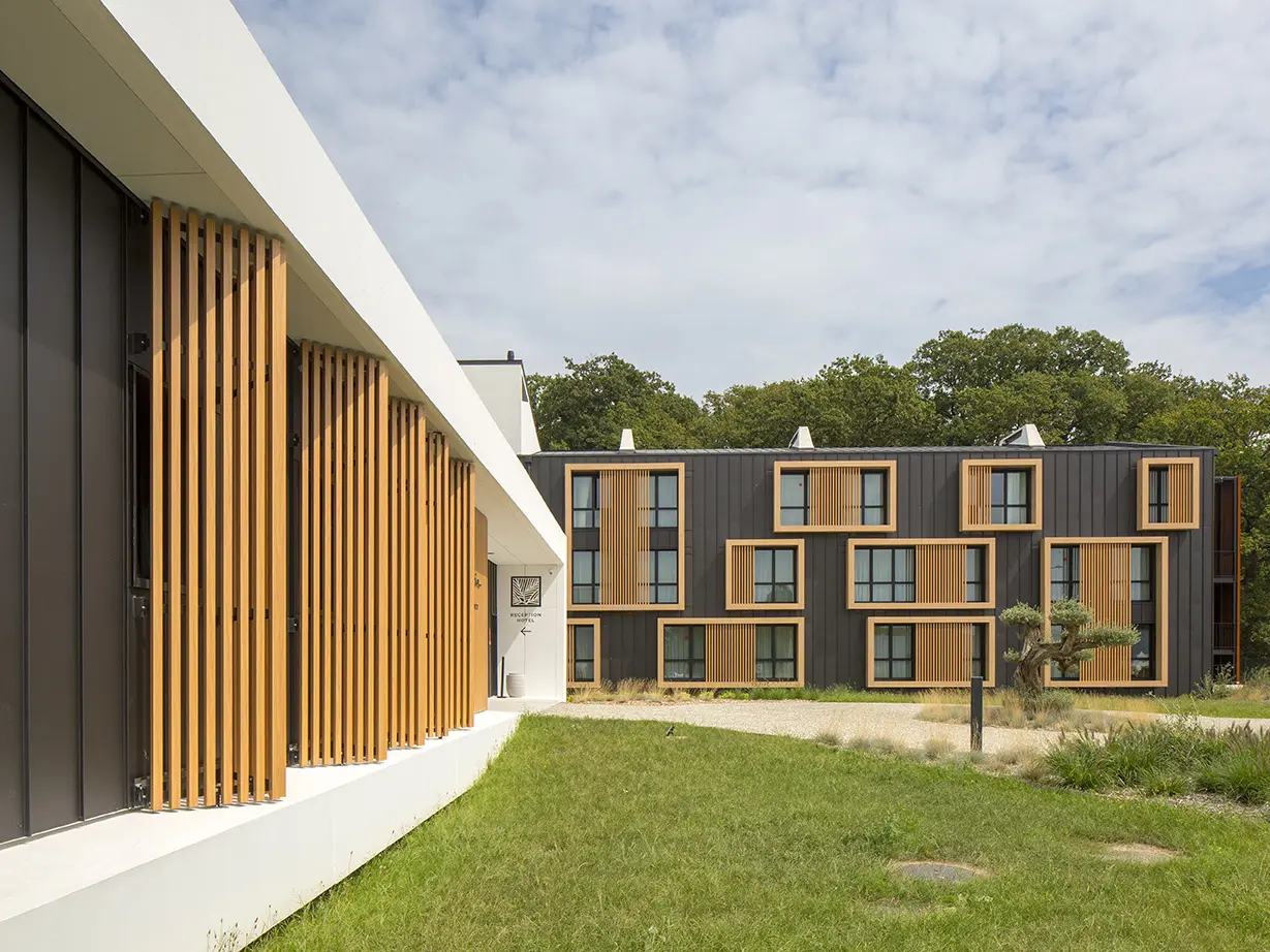 Vue d'ensemble de l'hôtel Le Landreau aux Herbiers, récemment rénové en joint debout Prefalz