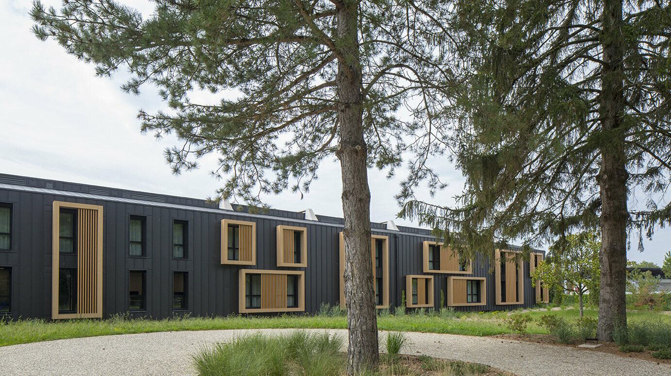 Vue d'ensemble de l'hôtel Le Landreau aux Herbiers, récemment rénové en joint debout Prefalz