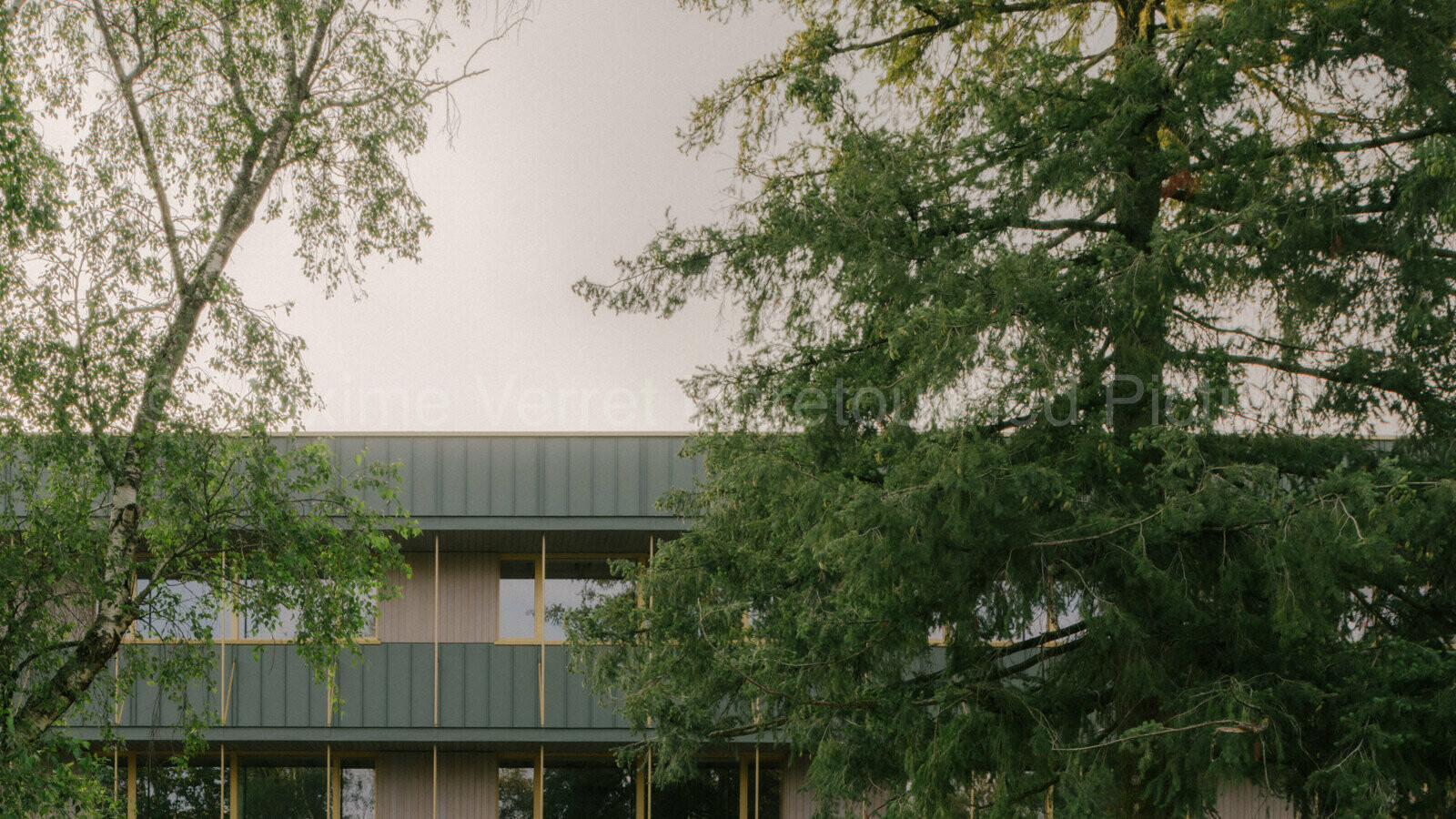 Prise de vue de face du collège Maryse Bastié situé à Dole dont la façade a été entièrement rénovée grâce au joint debout PREFALZ