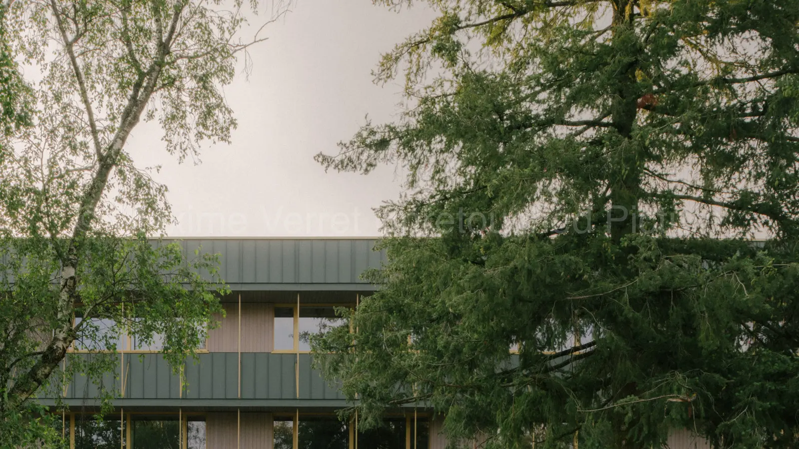 Prise de vue de face du collège Maryse Bastié situé à Dole dont la façade a été entièrement rénovée grâce au joint debout PREFALZ