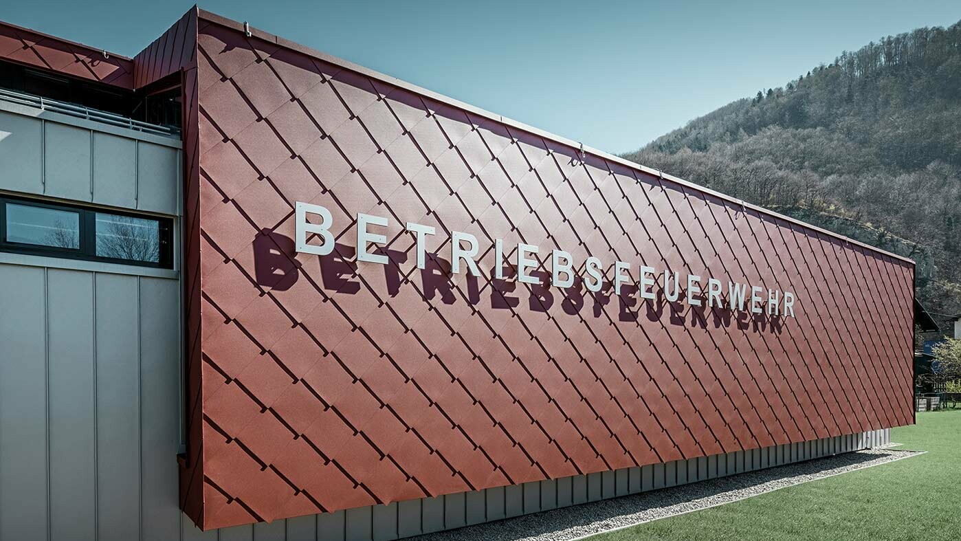 Une partie de la façade des sapeurs-pompiers des entreprises Neuman et PREFA à Marktl à été revêtue de losange PREFA 44 × 44 en rouge oxyde.