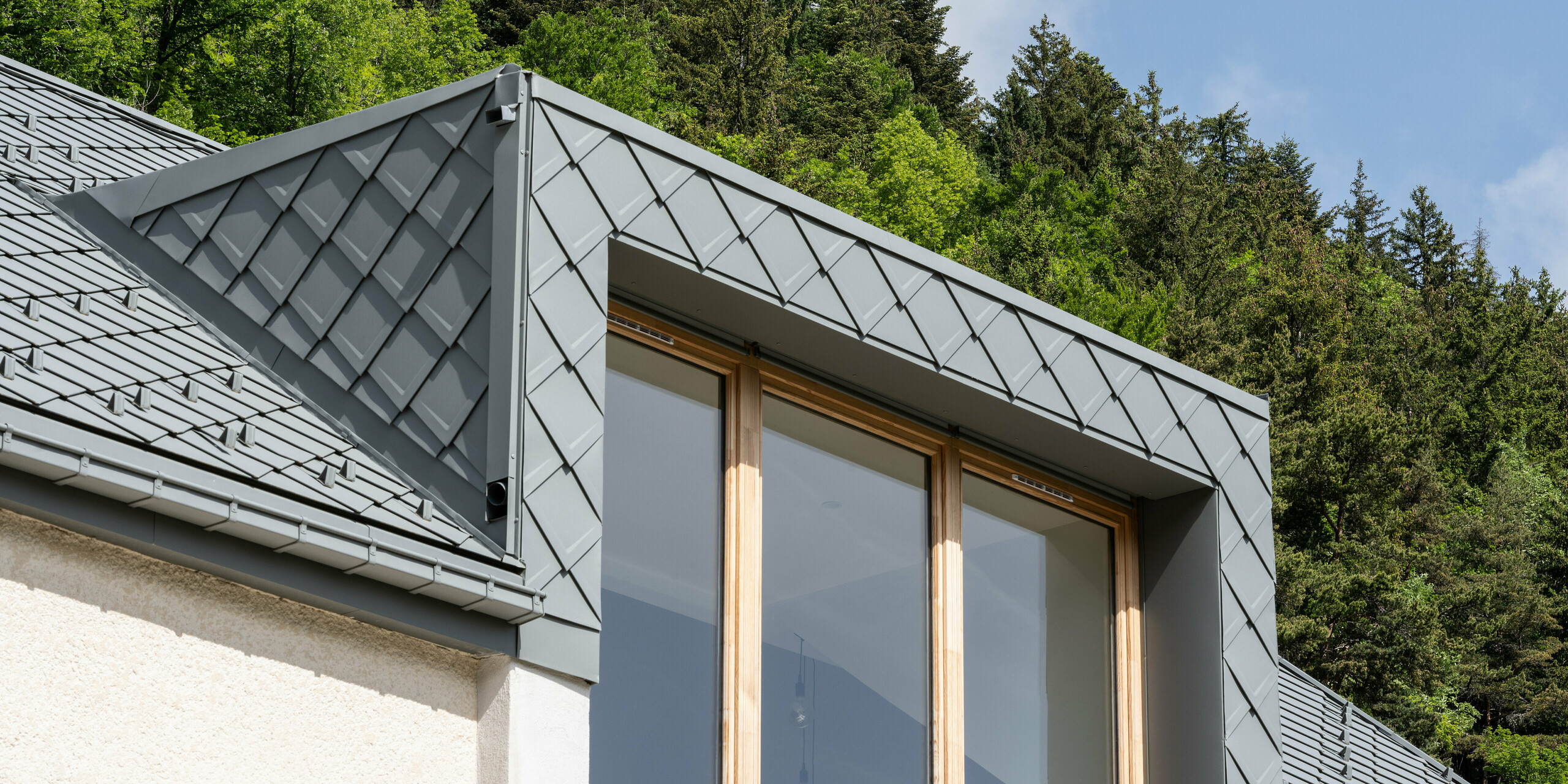 Losange de toiture 29x29 PREFA en P.10 gris souris sur un gîte d'étape à Engins près de Grenoble