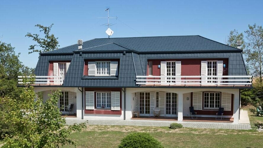 Des tuiles PREFA couleur anthracite en aluminium ornent le toit de cette villa en Italie