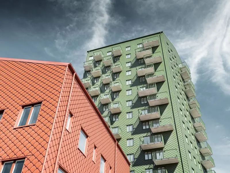 Vue de dessous des nouveaux immeubles à Göteborg, la façade a été recouverte de losanges PREFA aux couleurs de la terre