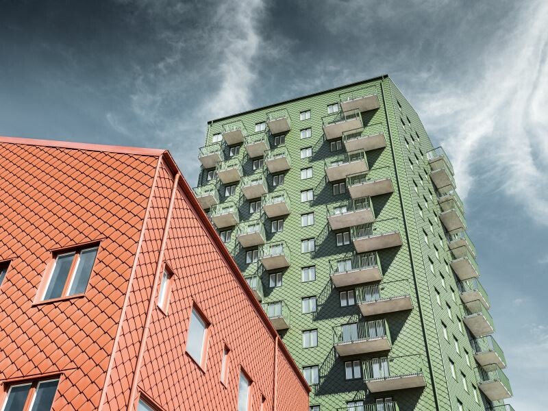 Vue de dessous des nouveaux immeubles à Göteborg, la façade a été recouverte de losanges PREFA aux couleurs de la terre