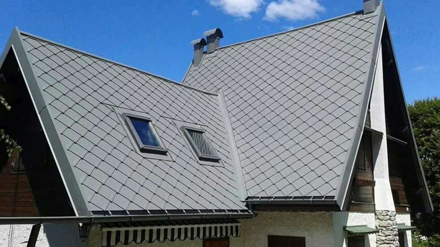 Rénovation de toiture à l’aide de losanges de toiture PREFA, encadrement des fenêtres de toit inclus