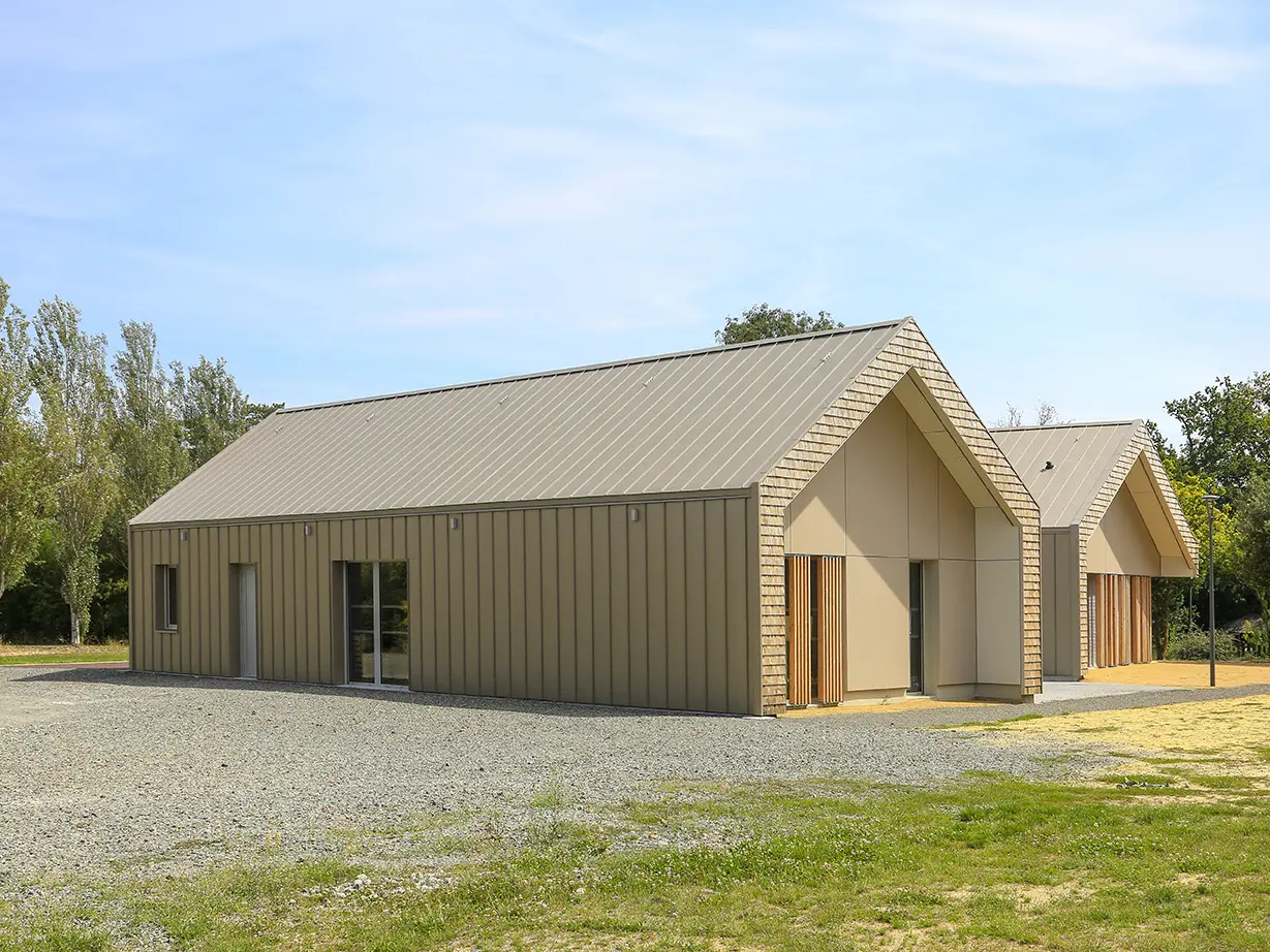 Prise de vue latérale de l'espace intergénérationnel de Mûrs-Erigné dont la couverture et la façade sont en aluminium PREFA dans la teinte bronze