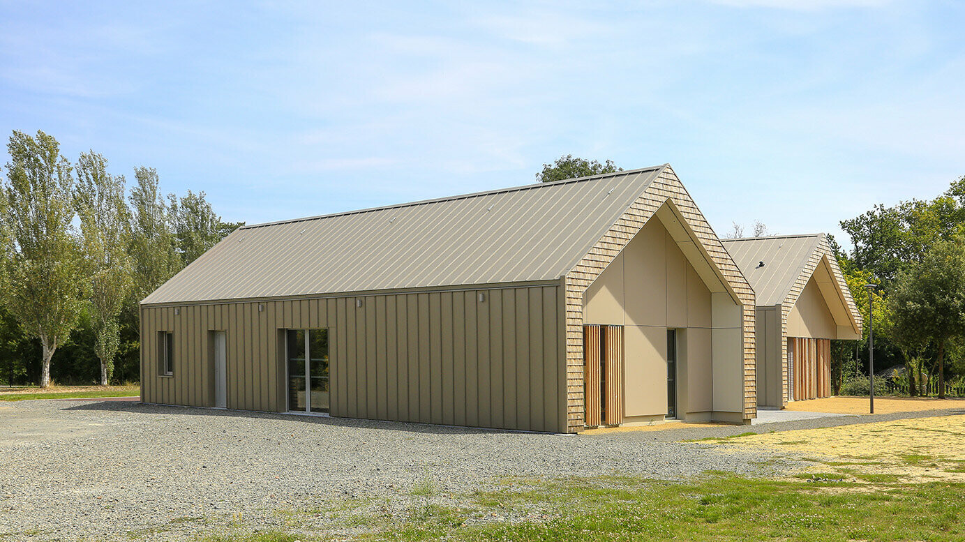 Prise de vue latérale de l'espace intergénérationnel de Mûrs-Erigné dont la couverture et la façade sont en aluminium PREFA dans la teinte bronze