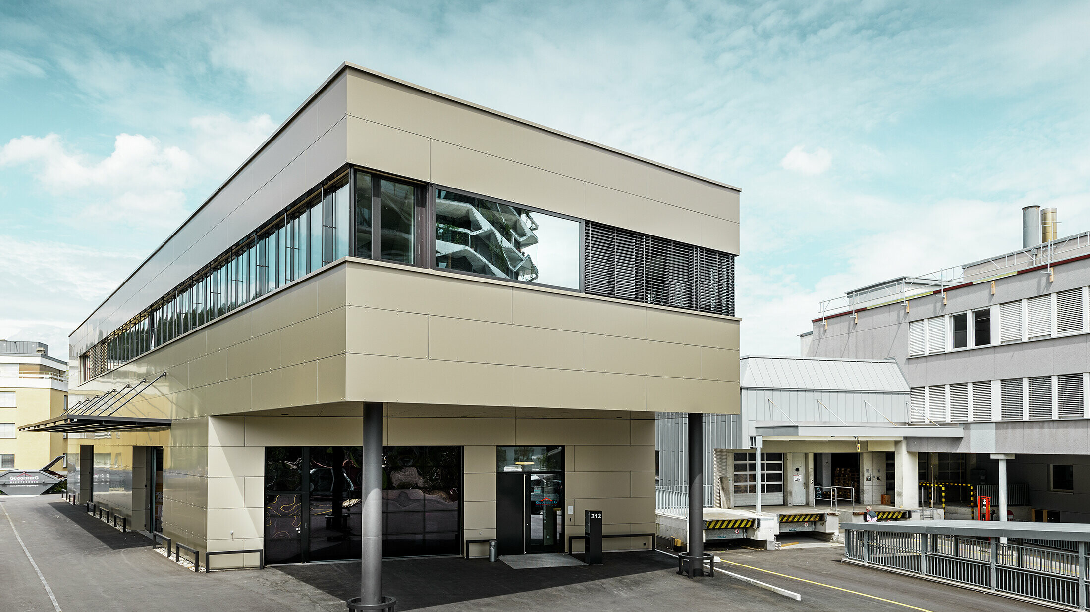 Nouveau corps de bâtiment moderne hébergeant l’atelier et les bureaux de la société Guggisbau Dachtechnik — Panneaux composites en aluminium PREFA de couleur bronze
