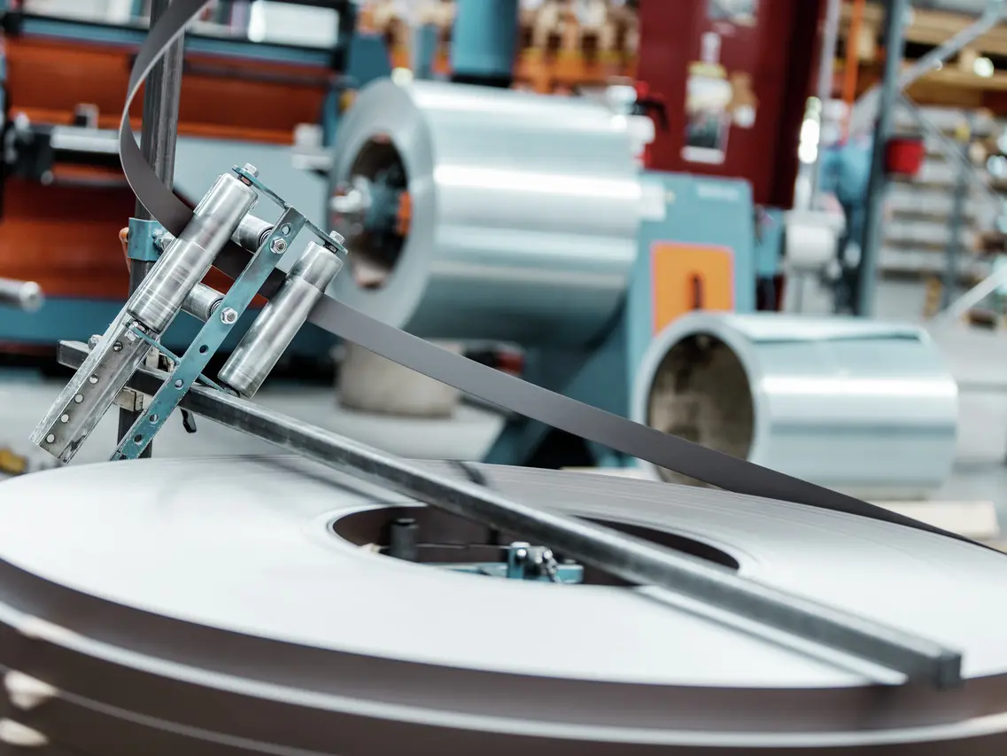 Prise de vue d'une bobine en aluminium au sein de la production PREFA.
