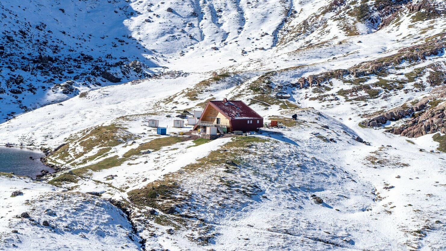 Vue depuis l'hélicoptère du refuge d'Arlet dont la toiture et la façade ont été rénovées en losanges 44x44 dans la teinte P.10 rouge oxyde