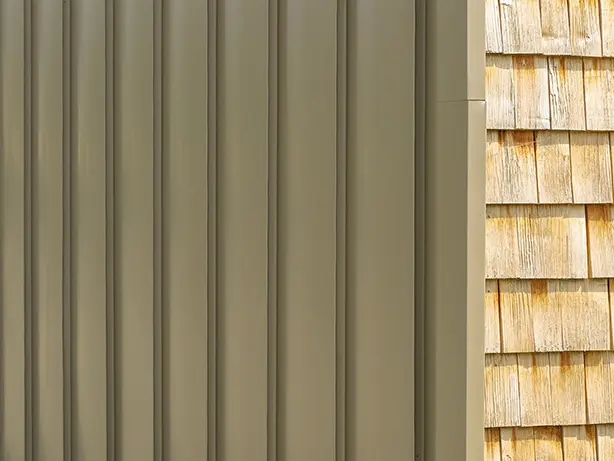 Zoom sur la combinaison bois-aluminium, les teintes chaudes se fondent à merveille