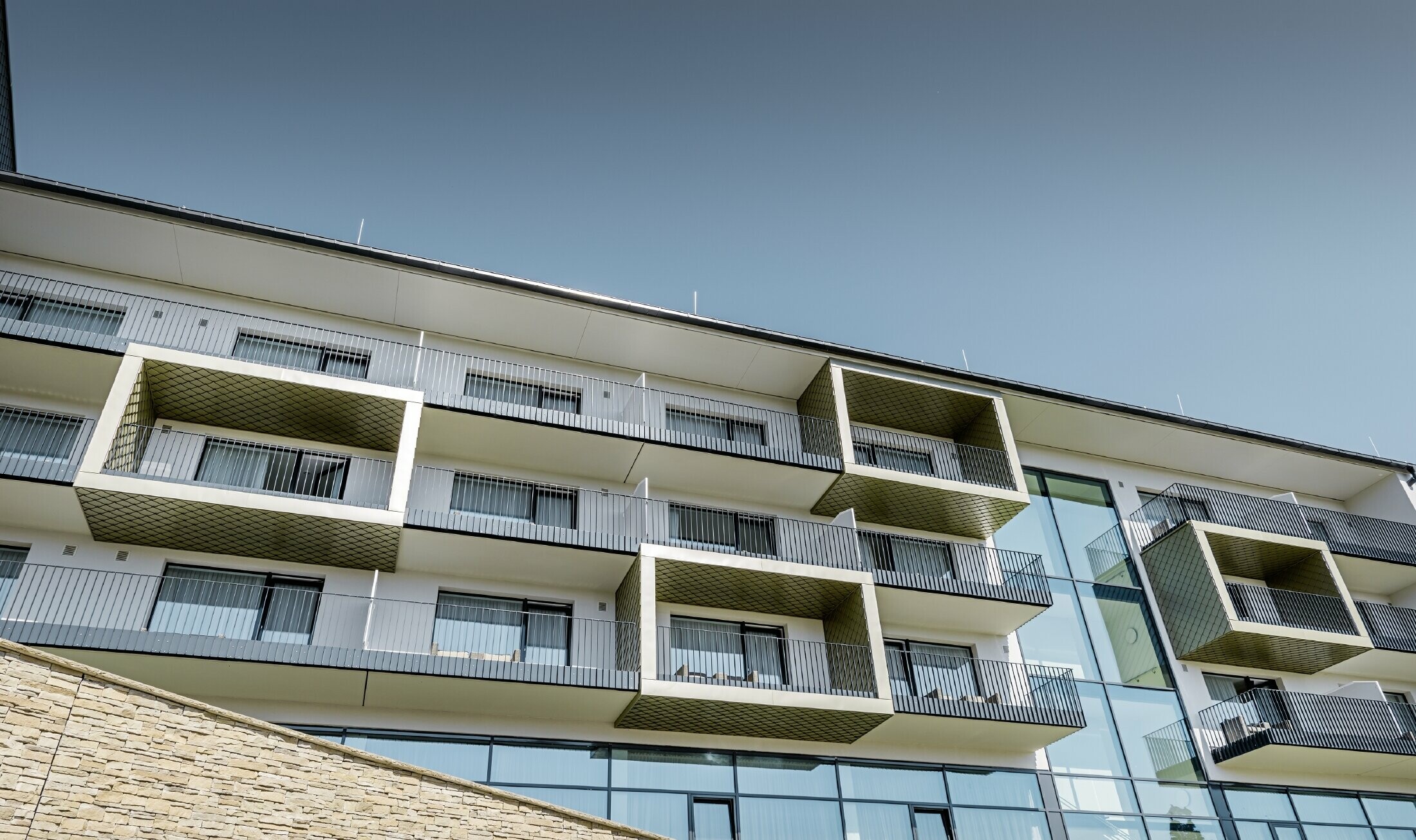 Habillage des balcons de l’hôtel Edita de Scheidegg avec le losange de façade PREFA en bronze clair