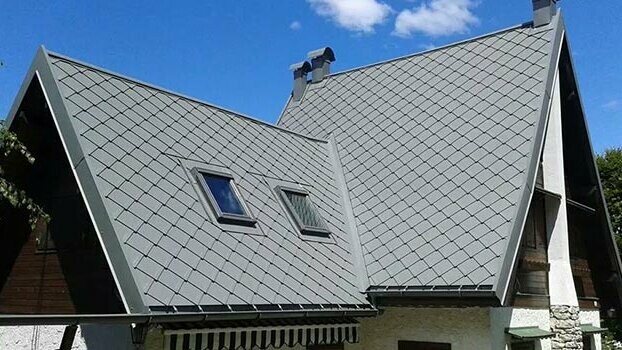 Toit à deux pans très incliné, recouvert de losanges de toiture PREFA.