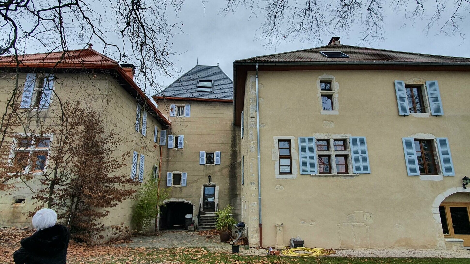 Vue d'ensemble de cette maison historique, la façade et les toitures en bardeaux PREFA