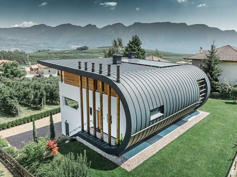 Maison individuelle en Italie avec habillage de toiture et de façade arrondi en PREFALZ couleur P.10 anthracite