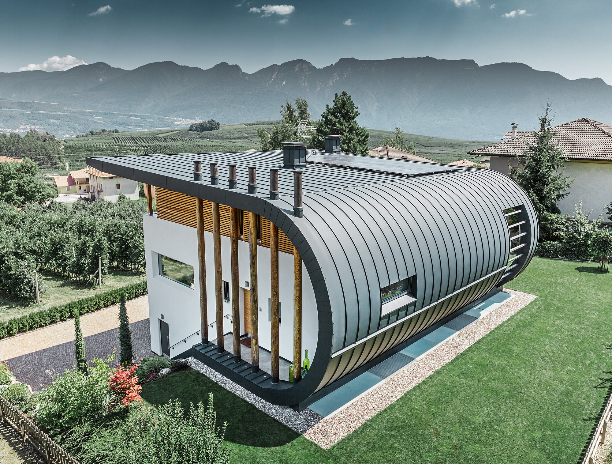 Maison individuelle moderne avec habillage de toiture et de façade PREFALZ Maison individuelle en Italie avec habillage de toiture et de façade arrondi en PREFALZ couleur P.10 anthracite