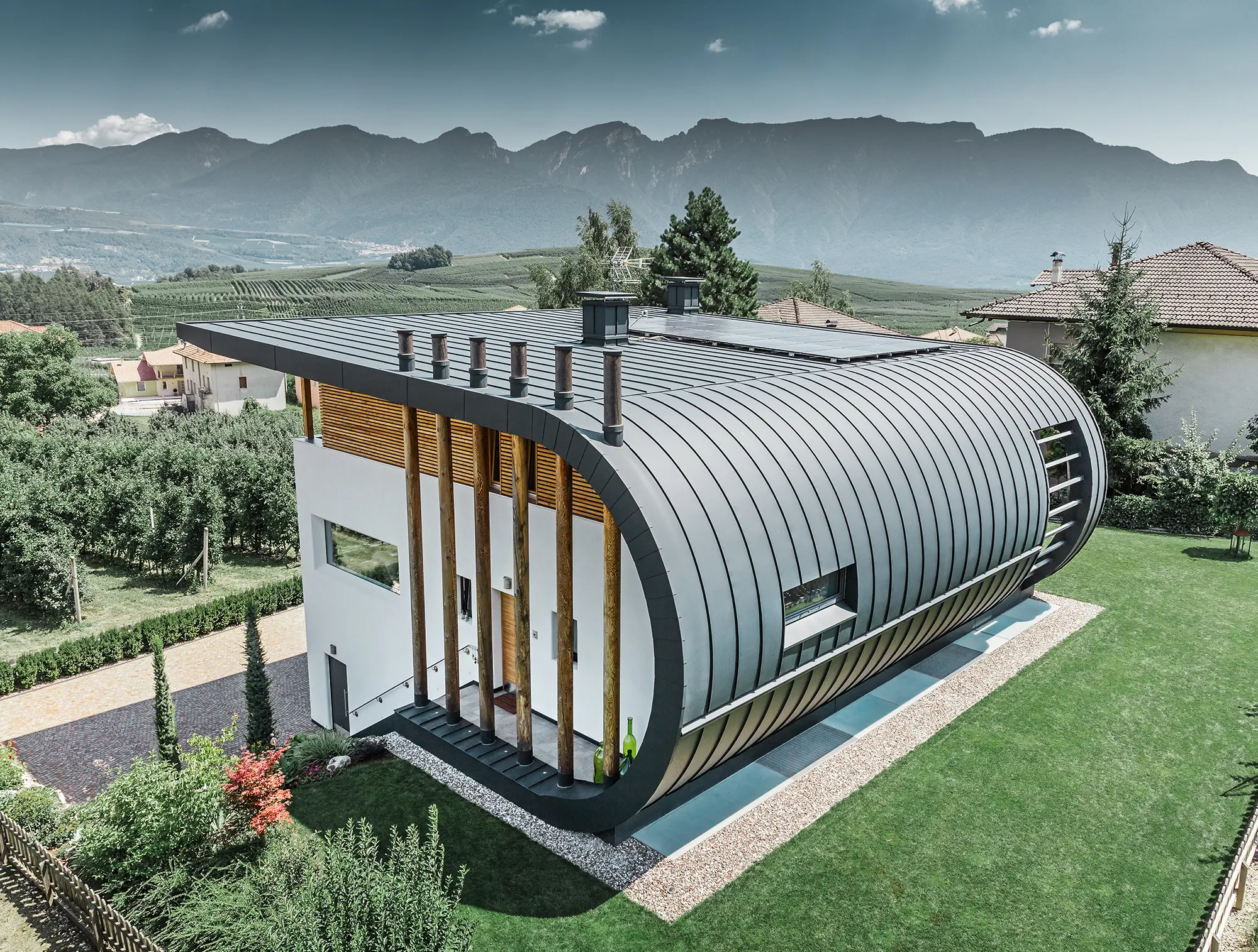 Maison individuelle en Italie avec habillage de toiture et de façade arrondi en PREFALZ couleur P.10 anthracite