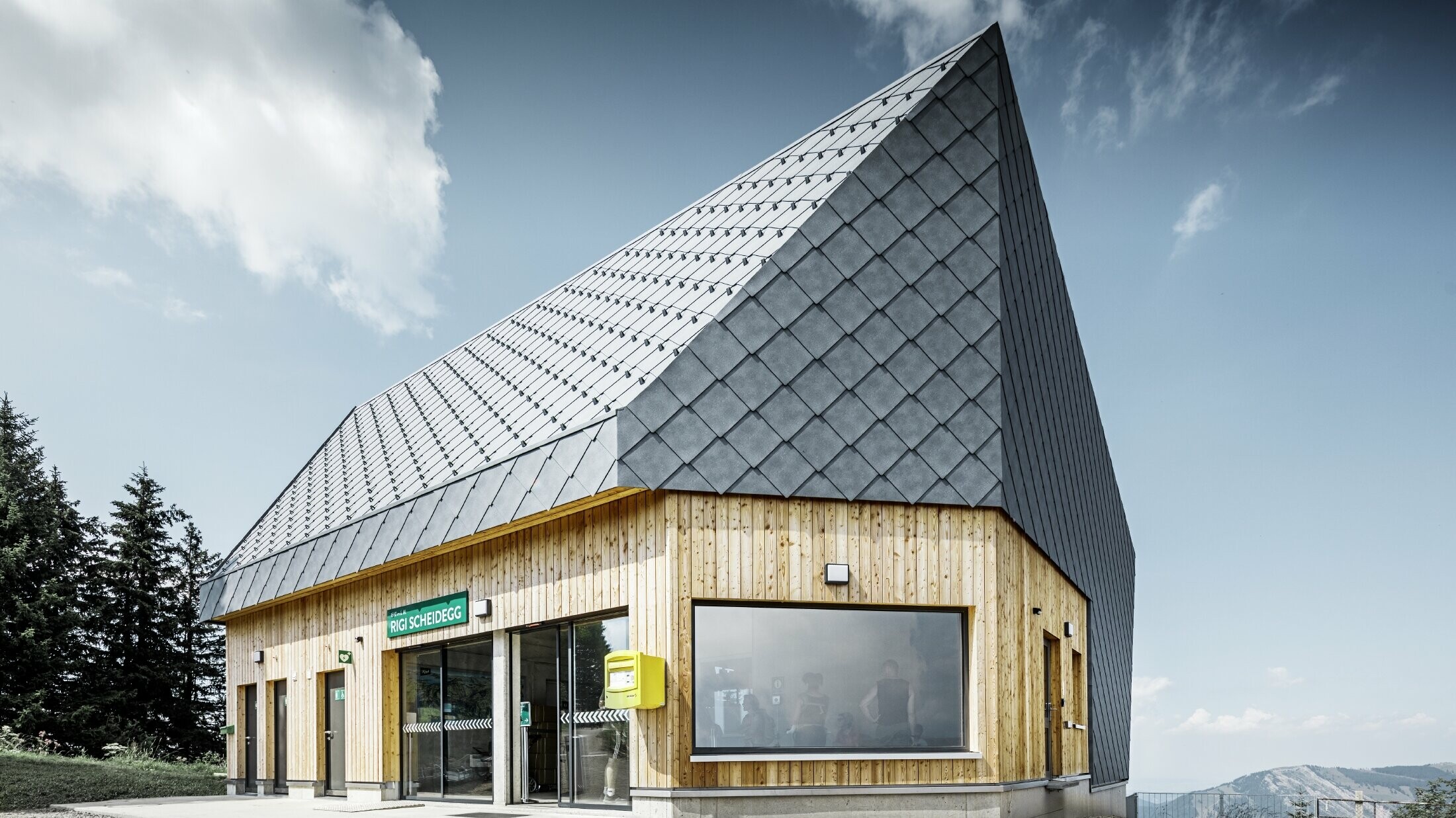 Gare d’arrivée du téléphérique du Rigi Scheidegg à Goldau, en Suisse. La toiture et une partie de la façade ont été recouvertes de losanges de toiture et de façade 44 × 44 en P.10 gris pierre.
