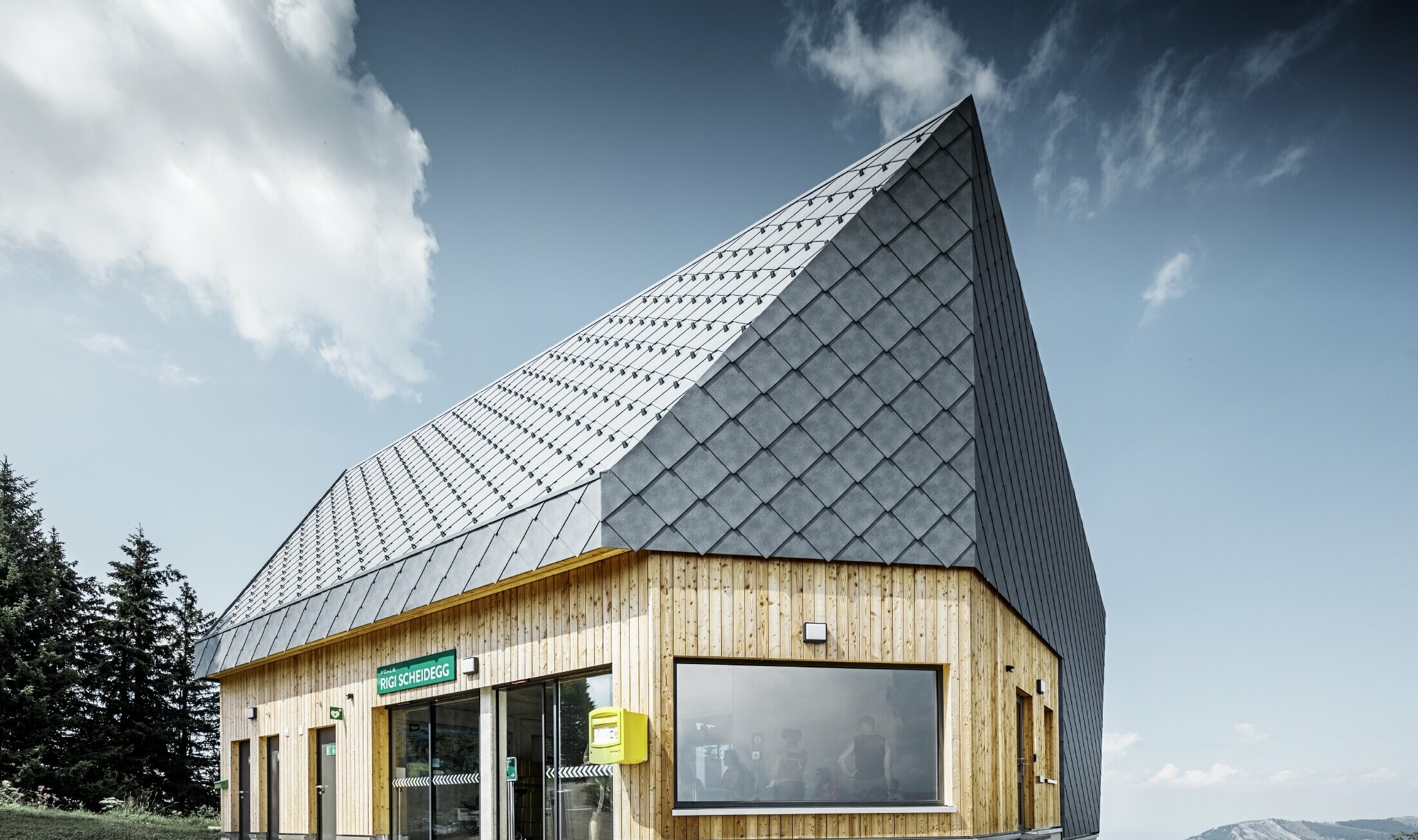 Gare d’arrivée du téléphérique du Rigi Scheidegg à Goldau, en Suisse. La toiture et une partie de la façade ont été recouvertes de losanges de toiture et de façade 44 × 44 en P.10 gris pierre.