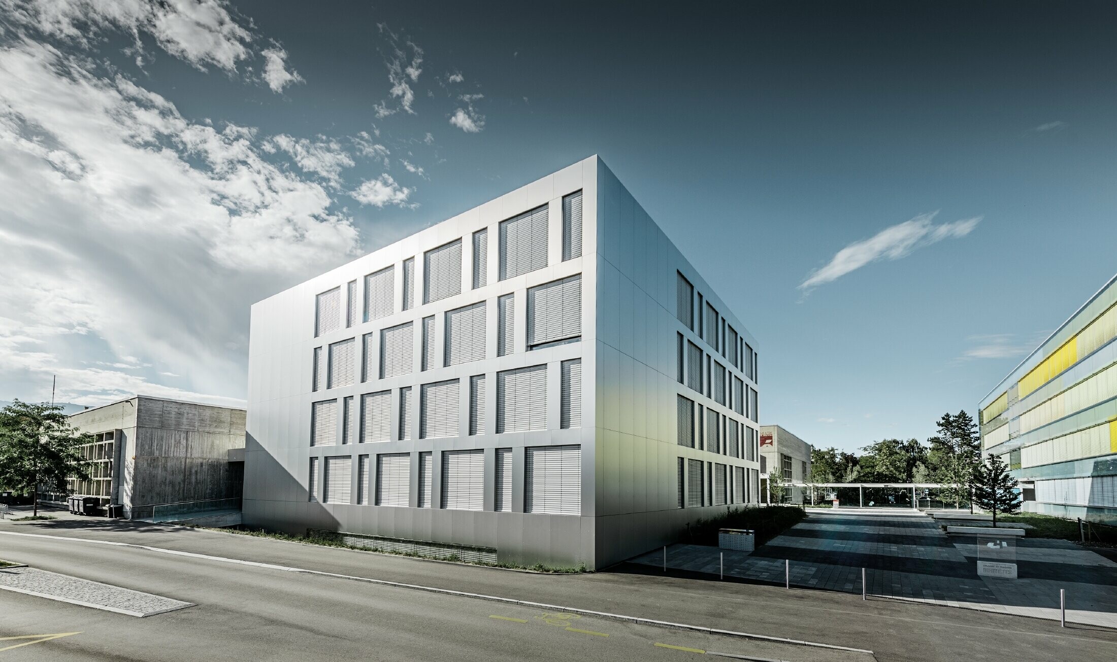 L’habillage de l’école de Marens a été refait avec le panneau composite en aluminium brossé