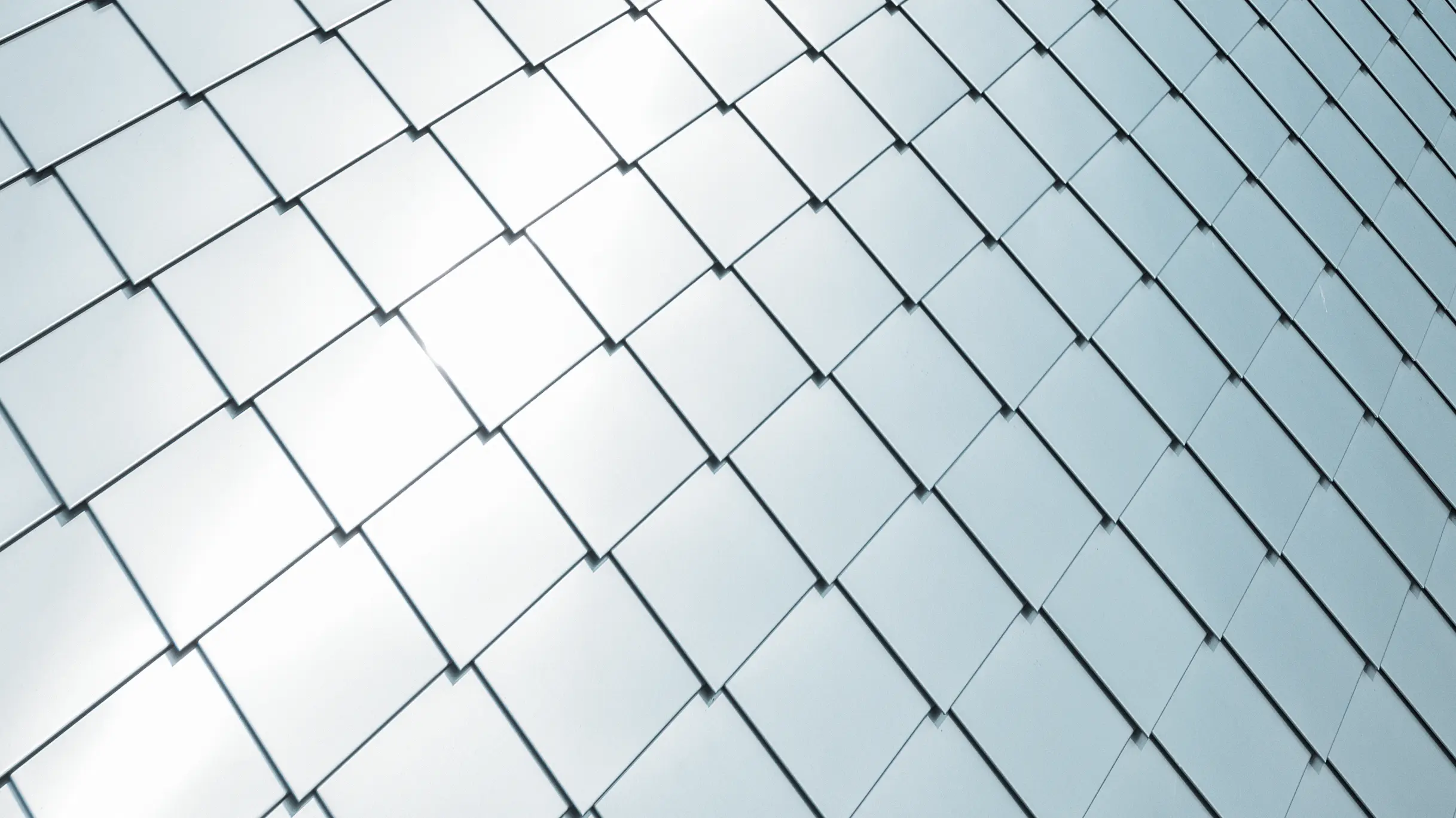 Vue détaillée du losange de façade 20 × 20 PREFA posé, en aluminium naturel
