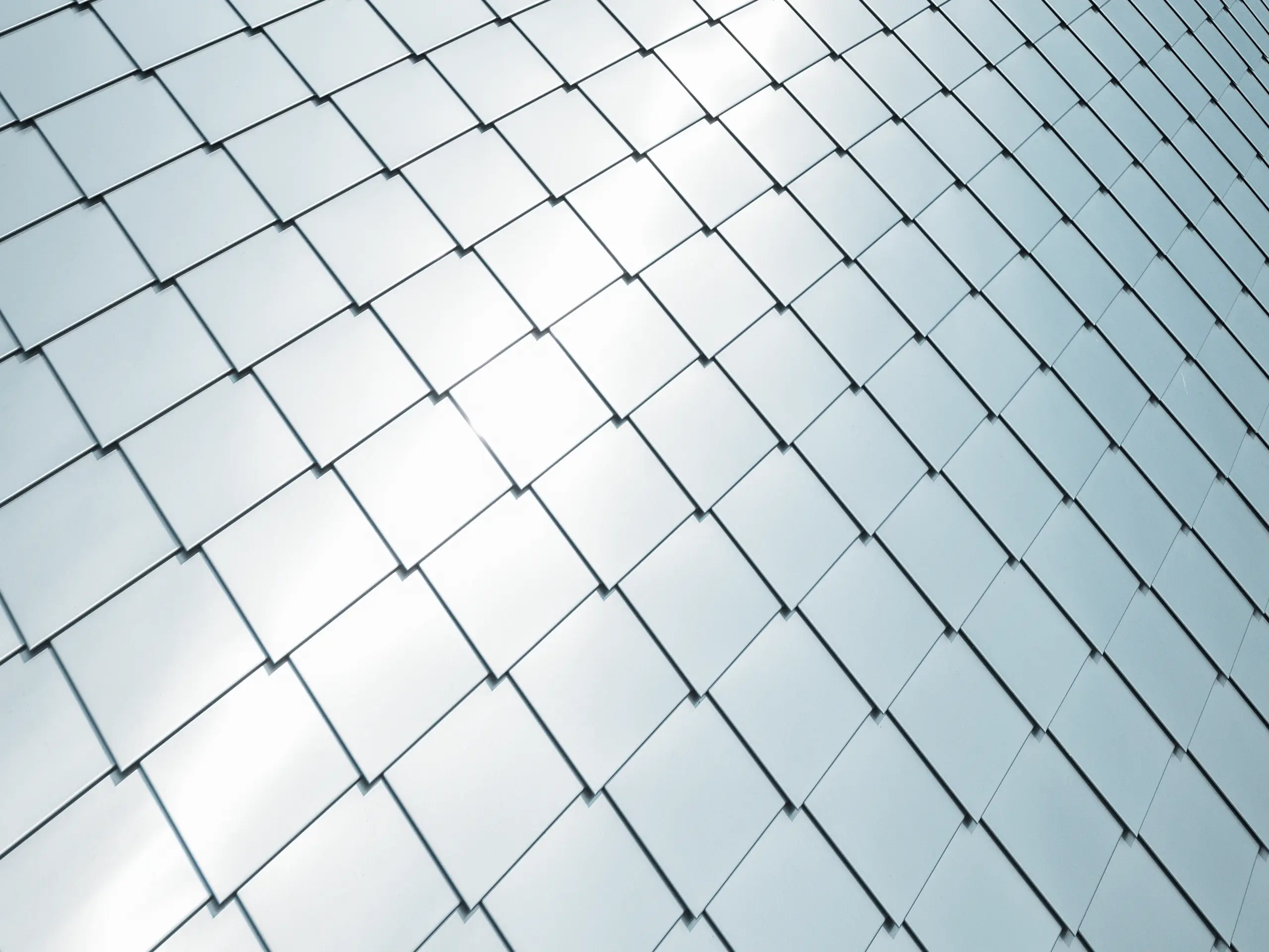 Vue détaillée du losange de façade 20 × 20 PREFA posé, en aluminium naturel