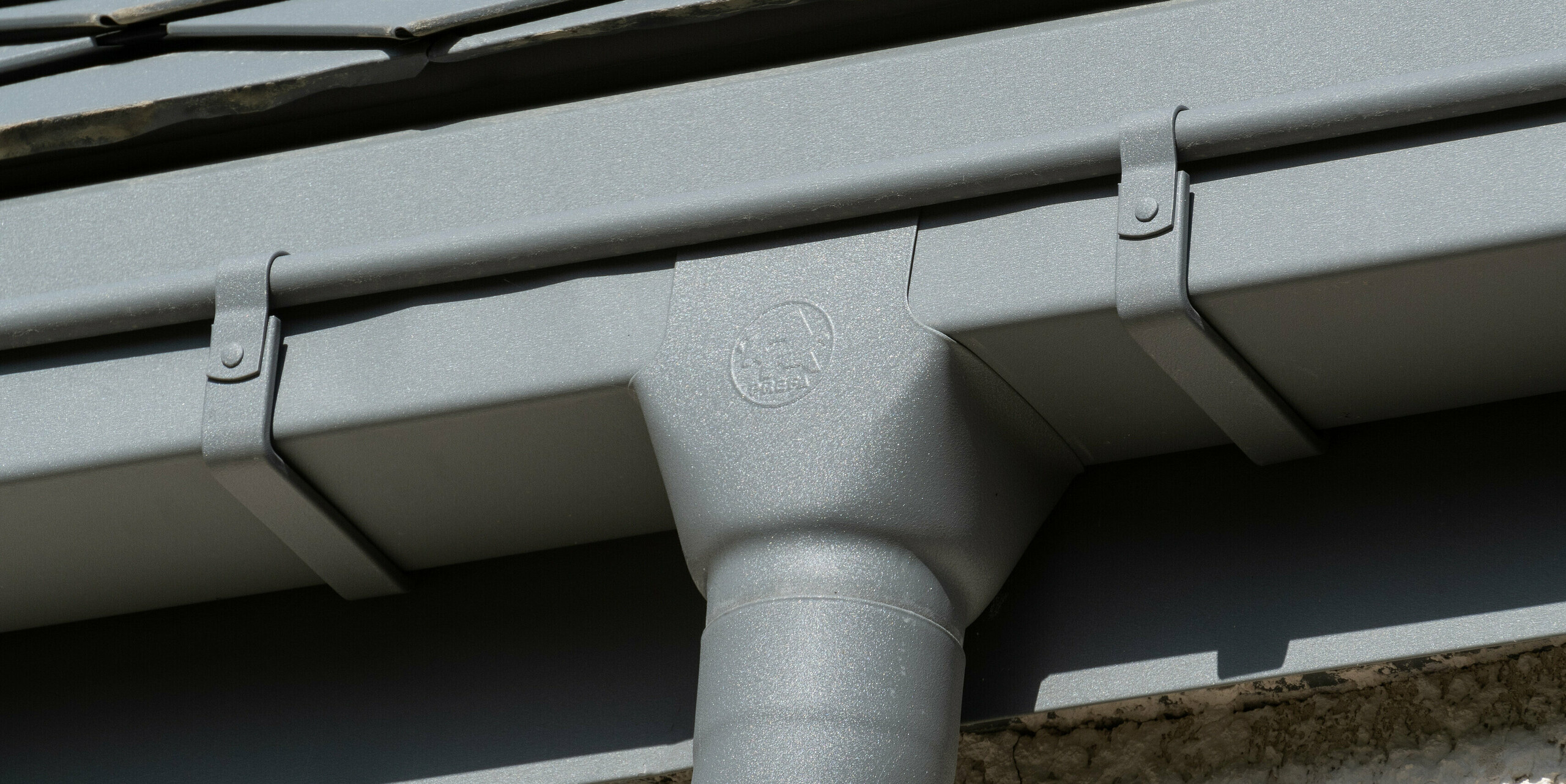 Losange de toiture 29x29 PREFA en P.10 gris souris sur un gîte d'étape à Engins près de Grenoble