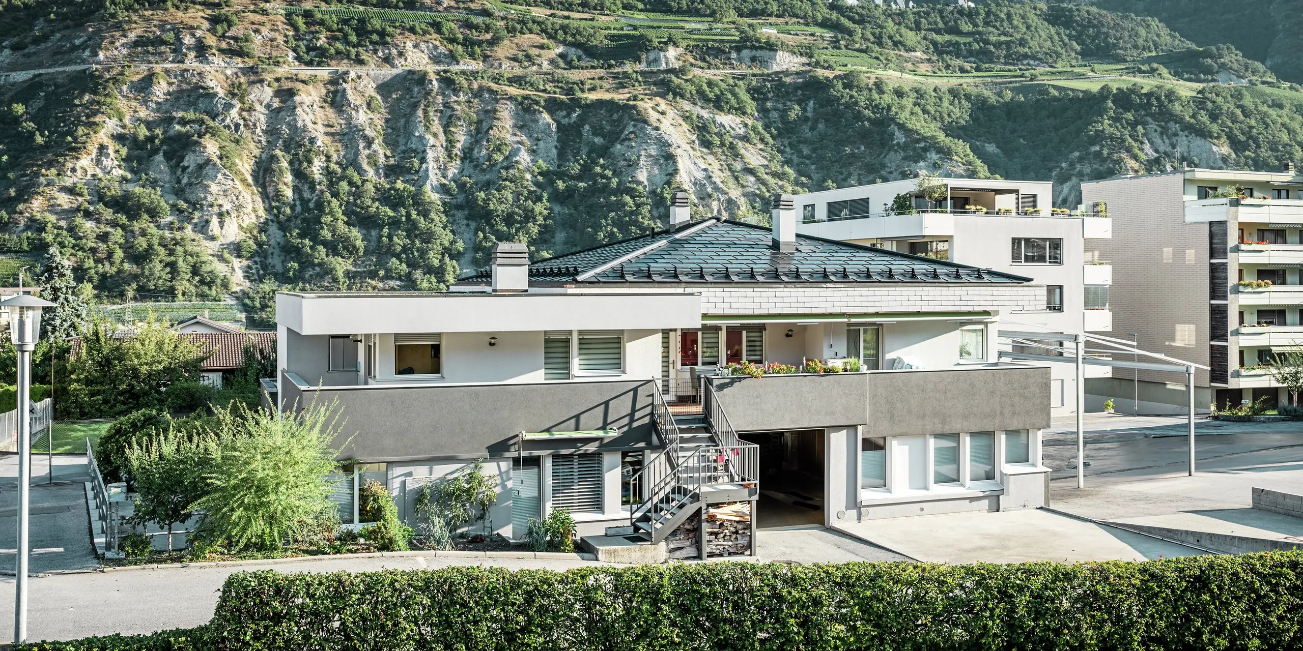 Le domaine viticole de Leukersonne allie architecture moderne et production d'énergie durable. Le toit a été recouvert de R.16 PREFA robustes PREFA et de tuiles solaires innovantes PREFA en P.10 noir élégant. Les modules photovoltaïques intégrés garantissent une production d'énergie durable et une apparence sophistiquée.