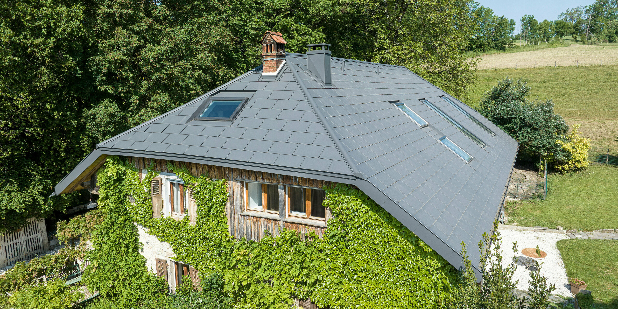 R.16 PREFA en P.10 gris sombre sur le toit d'une ancienne ferme en Haute-Savoie (France)
