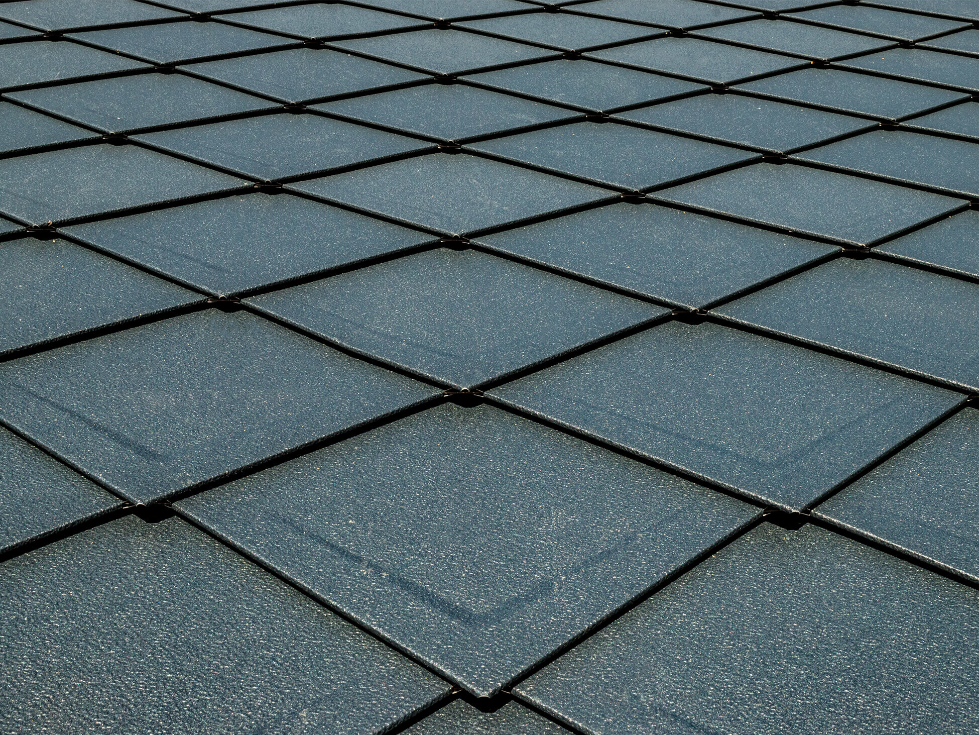 Losanges de toiture 29 × 29 PREFA couleur P.10 anthracite en  couverture, avec moulure, toit à motif en écailles