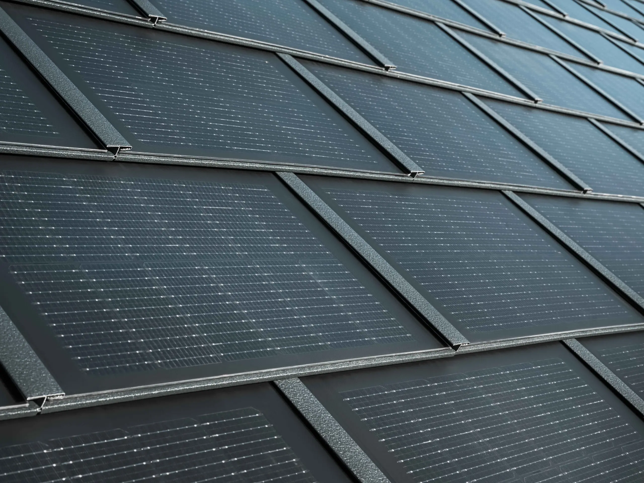 Prise de vue rapprochée des tuiles solaires PREFA installées