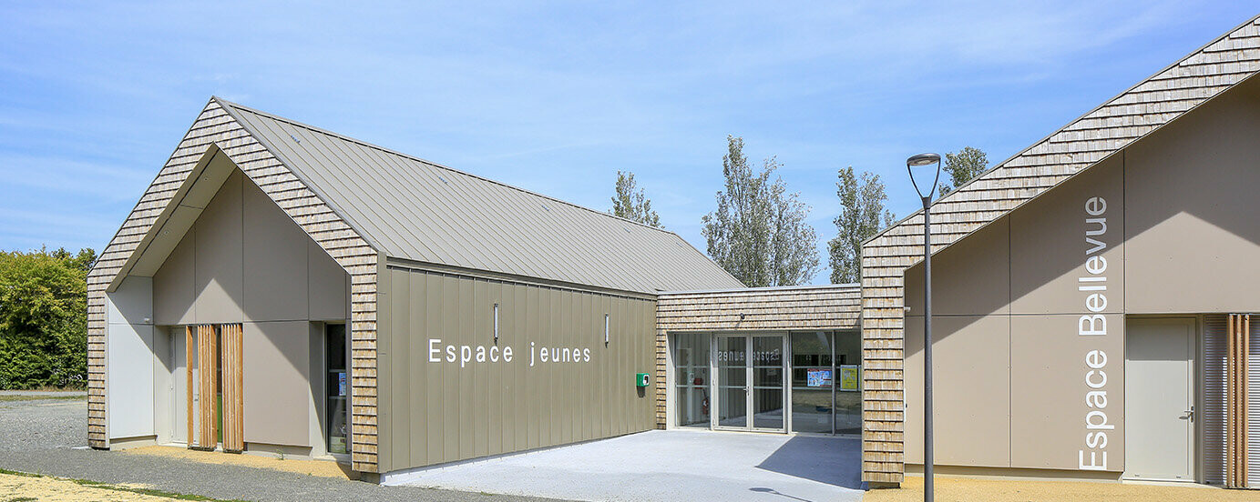 Prise de vue de face de l'espace intergénérationnel de Mûrs-Erigné dont la couverture et la façade sont en aluminium PREFA dans la teinte bronze