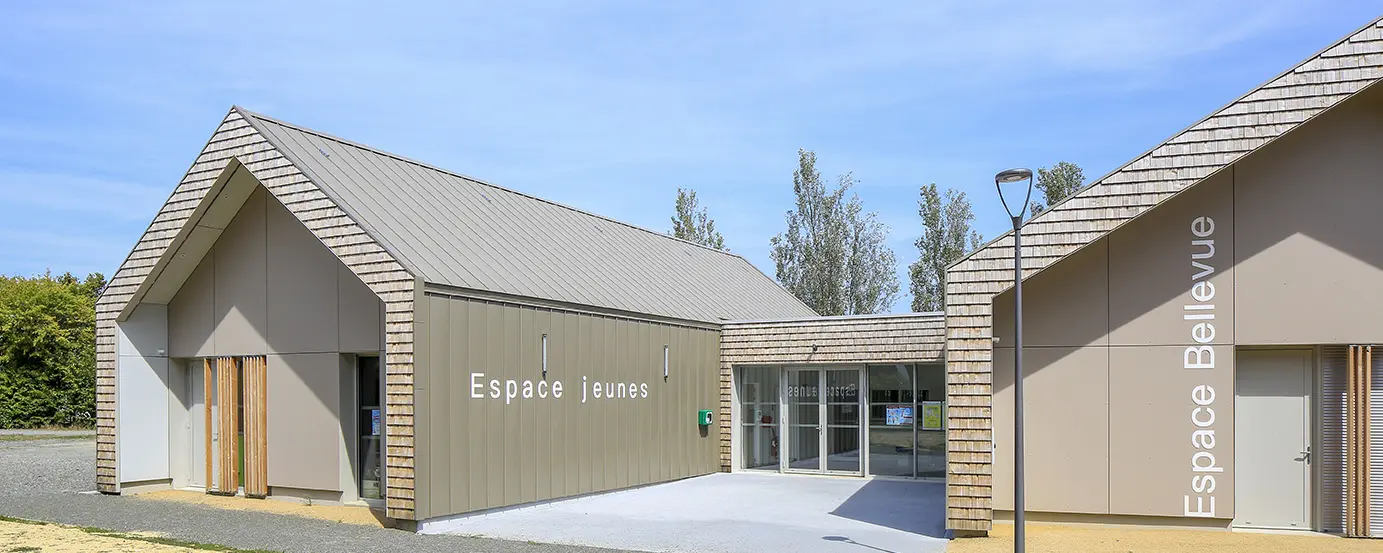 Prise de vue de face de l'espace intergénérationnel de Mûrs-Erigné dont la couverture et la façade sont en aluminium PREFA dans la teinte bronze