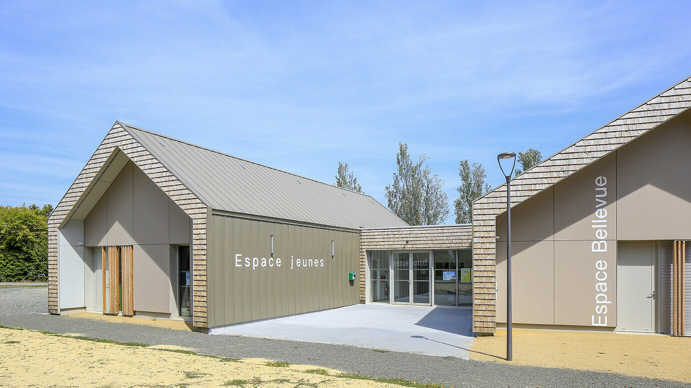 Prise de vue de face de l'espace intergénérationnel de Mûrs-Erigné dont la couverture et la façade sont en aluminium PREFA dans la teinte bronze