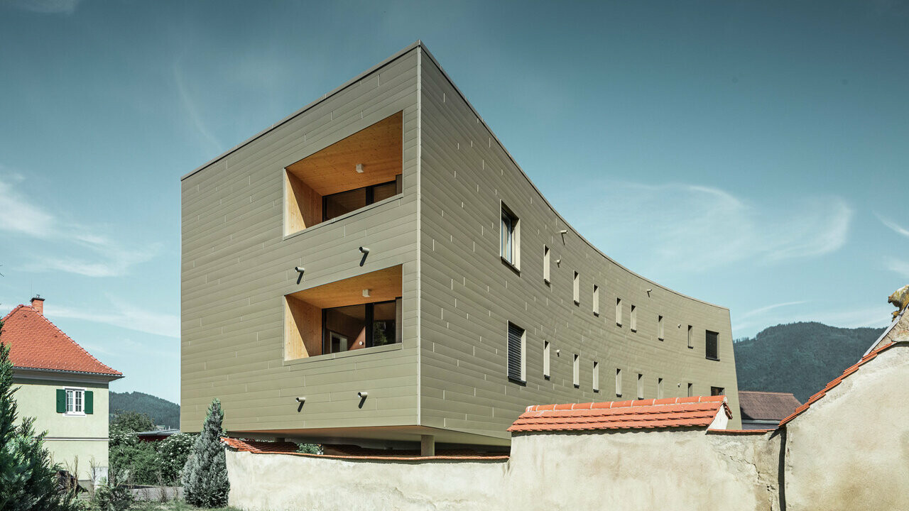 On peut voir ici une résidence universitaire légèrement courbée, où l'on distingue la nouvelle façade dans les teintes Bronze.