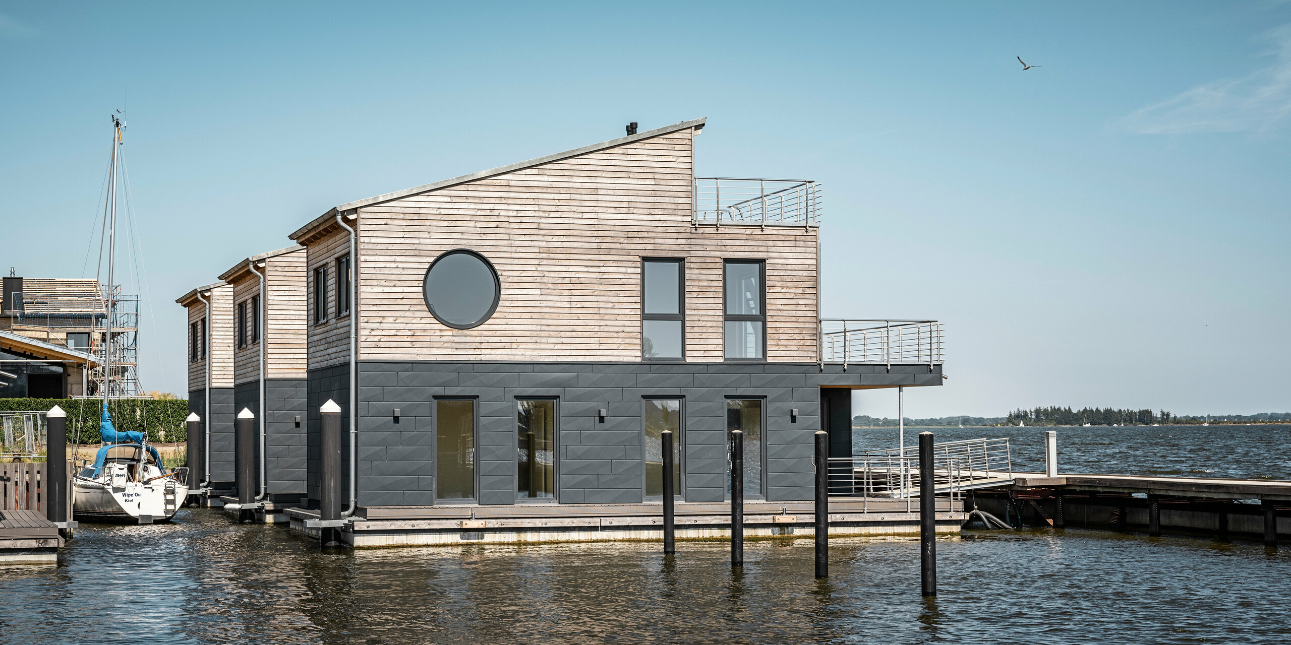 La façade en aluminium Siding.X PREFA entoure onze maisons flottantes dans le port pionnier du Schleswig.
