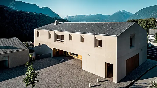 Le centre éducatif de Riffian, dans le Tyrol du Sud, se distingue par des lignes architecturales épurées et une toiture PREFA composée de losanges 44 × 44, déclinés dans le coloris Bronze P.10. Ce revêtement en aluminium, d’une grande durabilité, confère une touche d’élégance à ce bâtiment moderne ; il assure une protection fiable contre les intempéries et allie architecture, fonctionnalité et paysage alpin pour former un ensemble harmonieux.