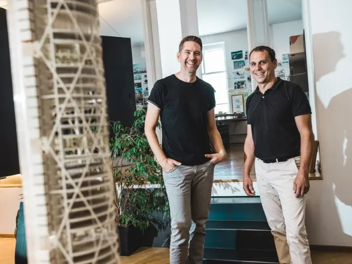 Les architectes Christian Formann et Stefan Puschmann de chez f²p architekten sourient devant l'objectif.