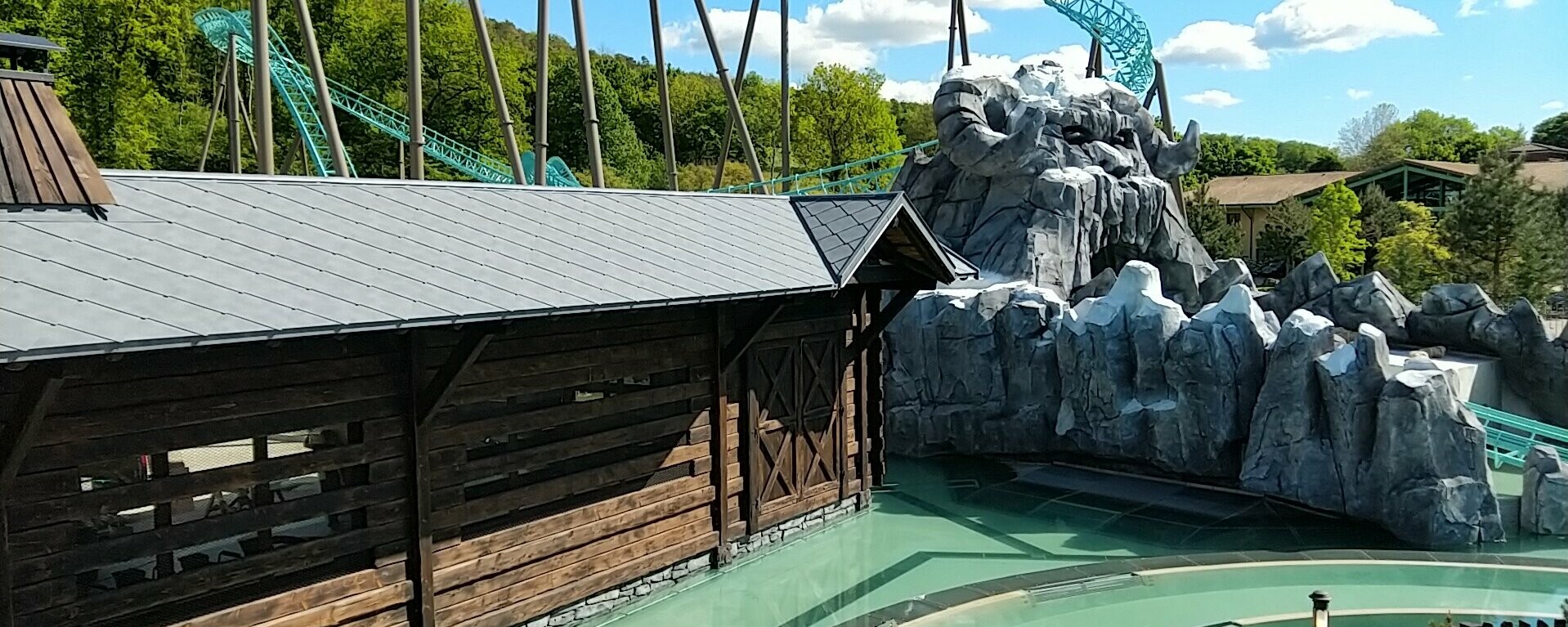 Vue globale de l'attraction Krampus au Parc Nigloland dont la toiture est habillée en losange 44x44 PREFA dans la teinte P.10 gris pierre