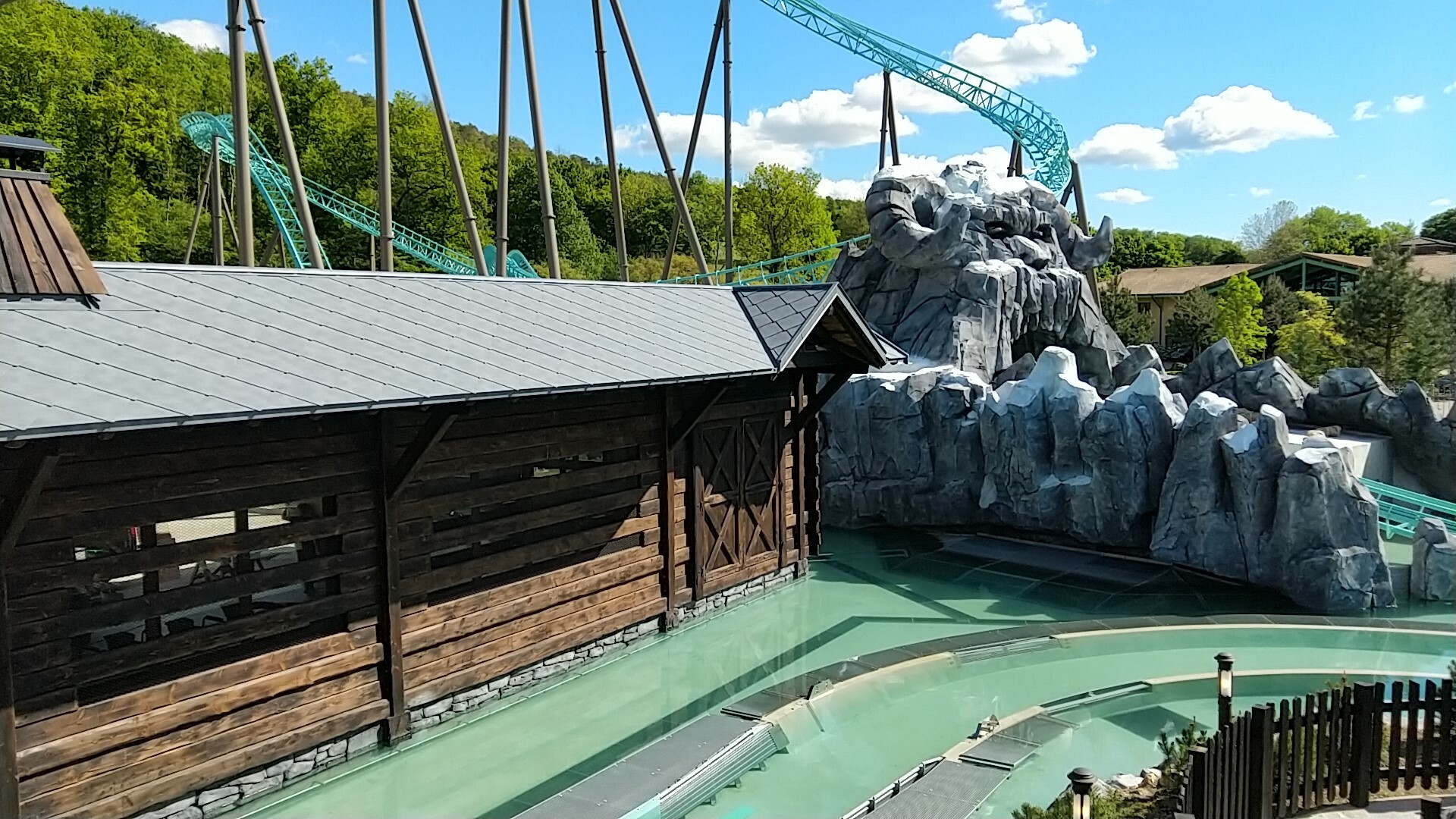 Vue globale de l'attraction Krampus au Parc Nigloland dont la toiture est habillée en losange 44x44 PREFA dans la teinte P.10 gris pierre